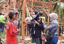  Warga Dusun 3 Desa Persiapan Dantar Padang Cermin Pesawaran Gotong Royong Bangun Rumah Mbah Sakinem