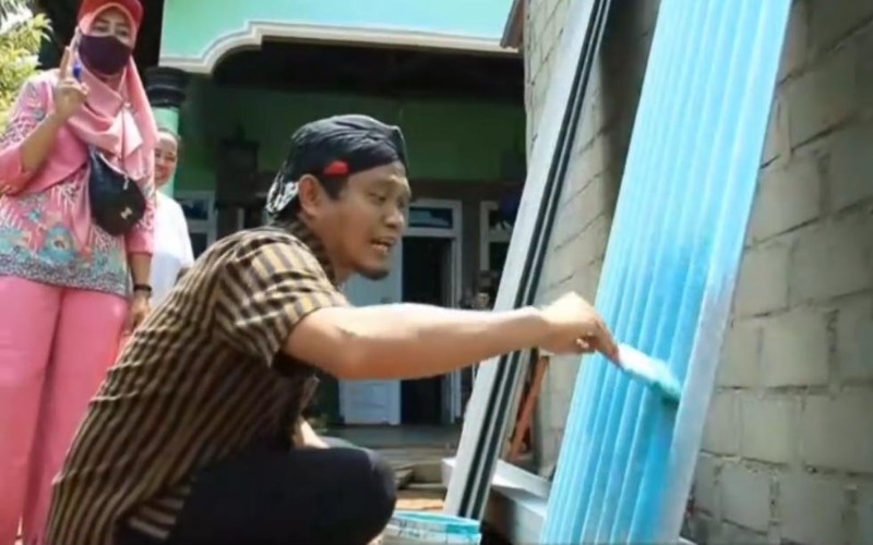  Ibu-ibu di Metro Heran Calon Wali Kota Mufti Salim Ngecat Asbes Milik Warga