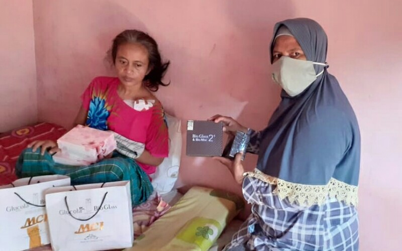  Ikhtiar Sembuhkan Pengidap Kanker, Apik Mandiri Salurkan Bantuan Bioglass MCI