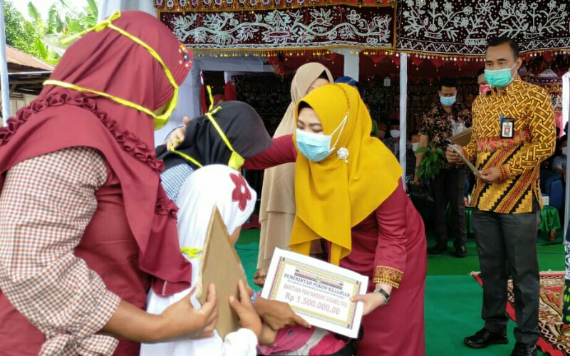  Bupati Tanggamus Berikan Bansos Benih Ikan dan Bibit Alpukat