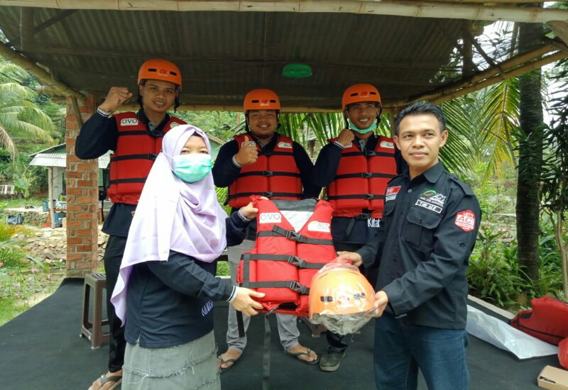  DERM ACT Serahkan Perlengkapan untuk Aksi Penyelamatan di Lampung