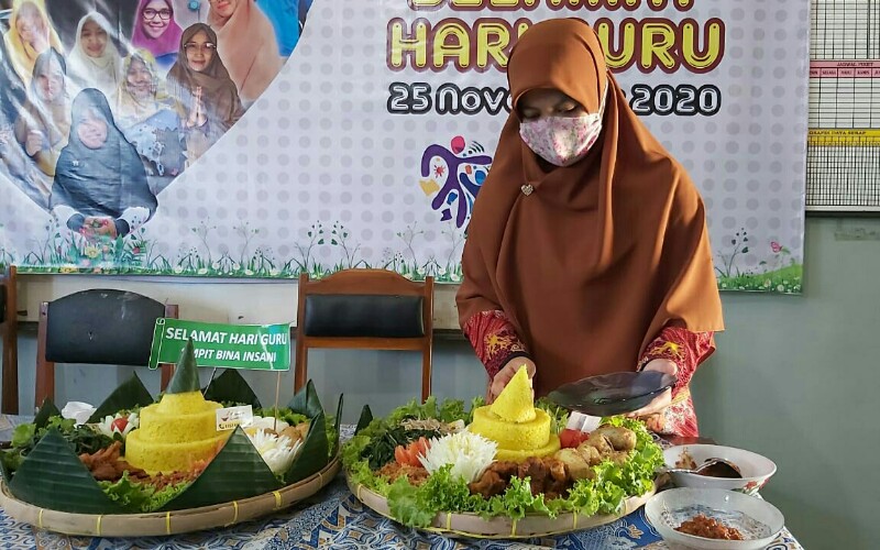 SMPIT Bina Insani Peringati Hari Guru Gelar Salat Taubat dan Potong Tumpeng