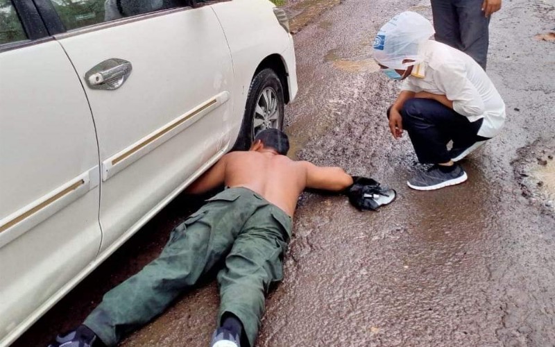  Mobil Mogok dan Sopir Hujan-Hujanan, Antoni Imam Pakai Kresek Tutupi Kepala