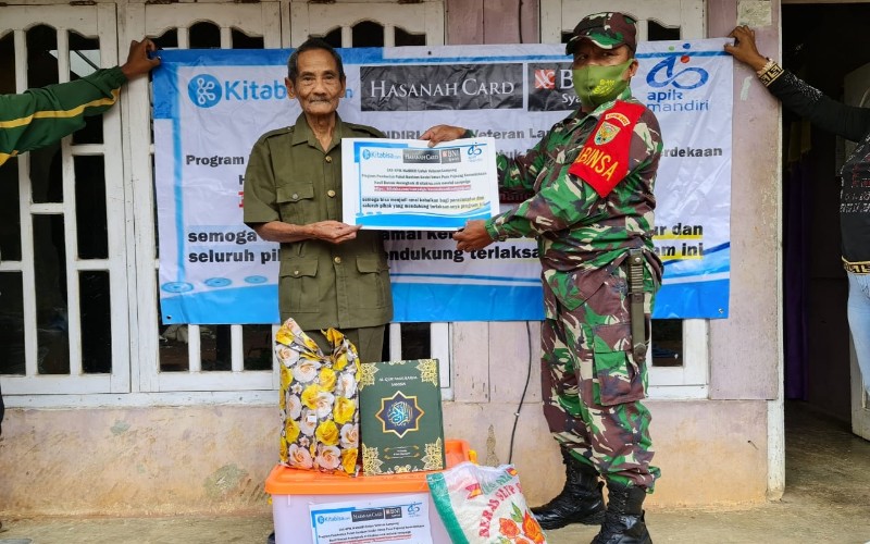 Gandeng Relawan, Koramil Sumberjaya Salurkan Paket Sembako untuk Veteran