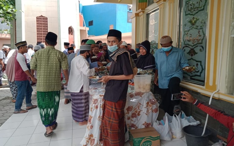  Nah Ini Patut Dicontoh, Tiap Usai Salat Jumat PSKT Bagikan Makan Siang Gratis di Masjid Al Istiqomah