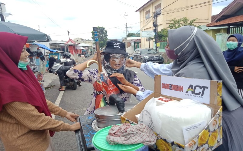  Dare 2 Dream Bagikan Paket APD dan Makanan Ke Tukang Becak, Pengasong-Pemulung