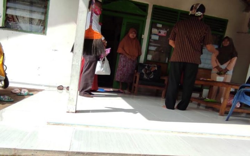  Lepas Alas Kaki, Bentuk Kesantunan Mas Mufti Saat Sambangi Rumah Warga