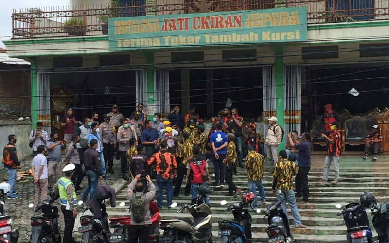  Banner Rycko Jos Dirusak, Ketua Tim Pemenangan Yuhadi Datangi Lokasi Kejadian