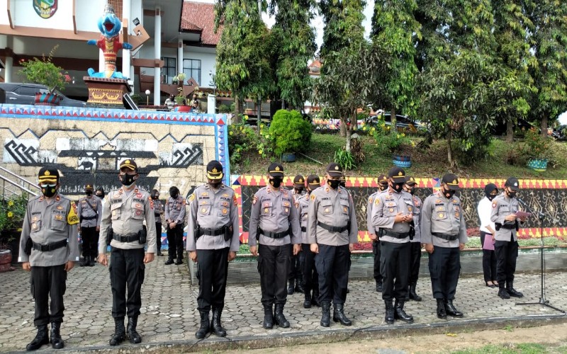  Polres Tanggamus Apel Pergeseran Pasukan Pengamanan Pilkakon Serentak