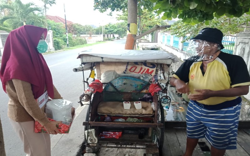  24 Jam Tinggal di Becak, Supratikno Sumringah Terima Bingkisan APD dan Makanan