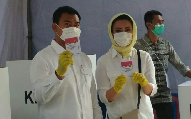  Rycko Bersama Istrinya Sempat Kunjungi Makam Keluarga Sebelum Tunaikan Hak Suara