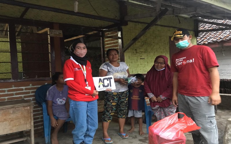  Relawan MRI dan ACT Siapkan Makanan untuk Penyintas Banjir Pringsewu