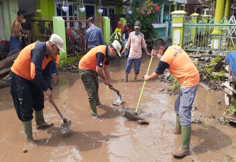  Anggota DPRD Lampung Zunianto Ikut Bersihkan Sisa Banjir di Desa Tanjungrusia Pardasuka Pringsewu