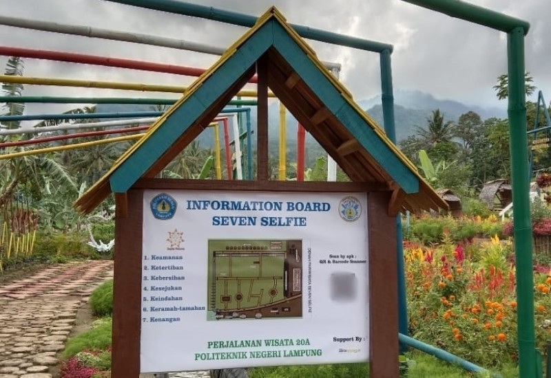  Mahasiswa Perjalanan Wisata Polinela Pasang Papan Informasi Seven Selfie di Batuputuk