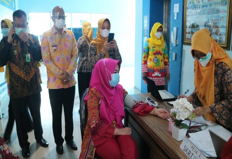  Bupati Tanggamus Dewi Handajani Divaksin