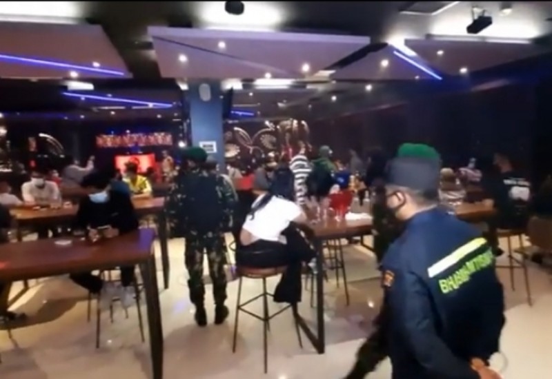  Satgas Covid-19 Bubarkan Paksa Kerumunan di Sejumlah Tempat Hiburan Malam