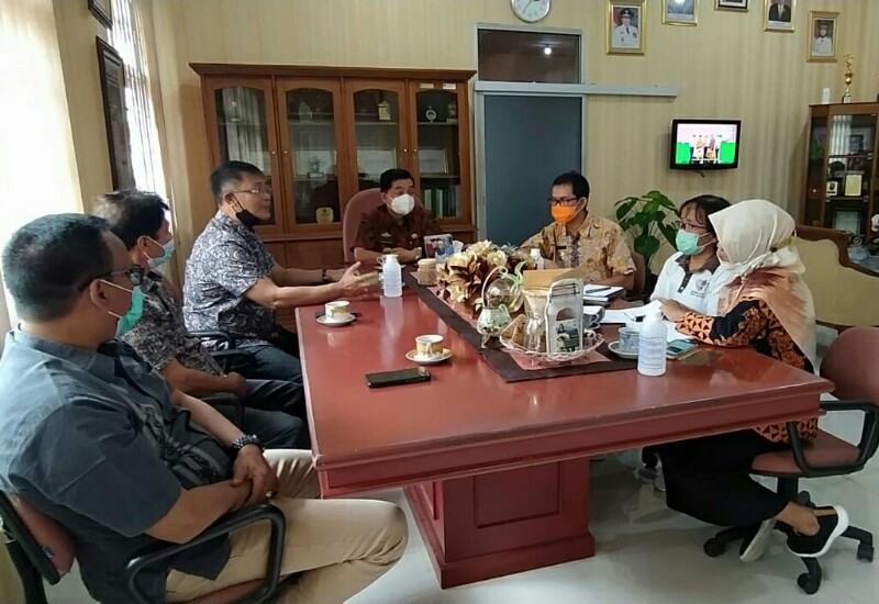  Cari Cara Tingkatkan Mutu Karet, Chrisna Putra Rapat dengan Produsen Bahan Penggumpal