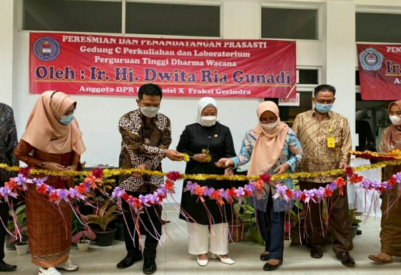 Dwita Ria Serahkan Beasiswa dan Resmikan Gedung Kampus Dharma Wacana Metro