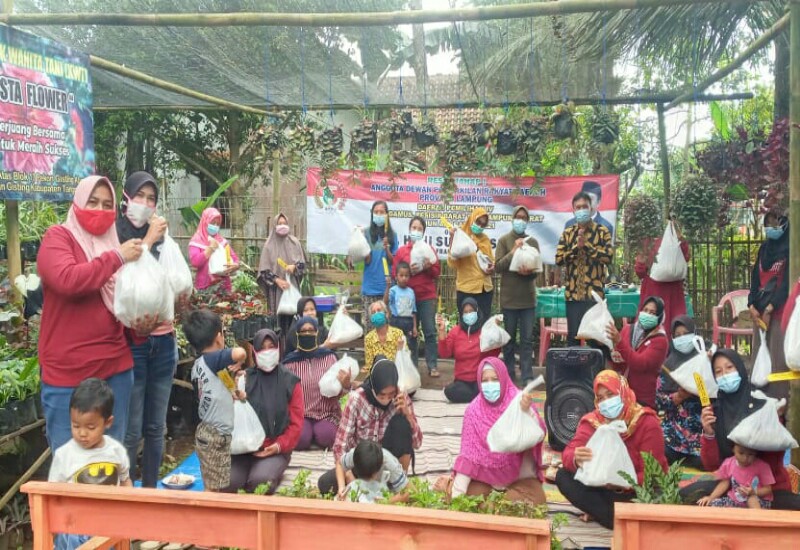  Reses di Gisting, Anggota DPRD Lampung Heni Susilo Serap Aspirasi Emak-Emak