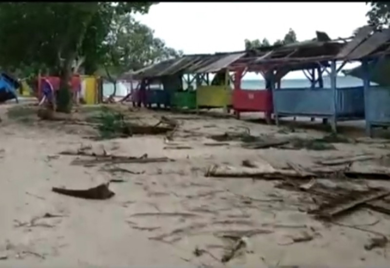 Pantai Klara Pesawaran Diterjang Angin Kencang, Fasilitas Wisata Rusak