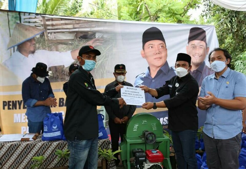  Wahrul Fauzi Serahkan Mesin Pencacah Rumput di Katibung