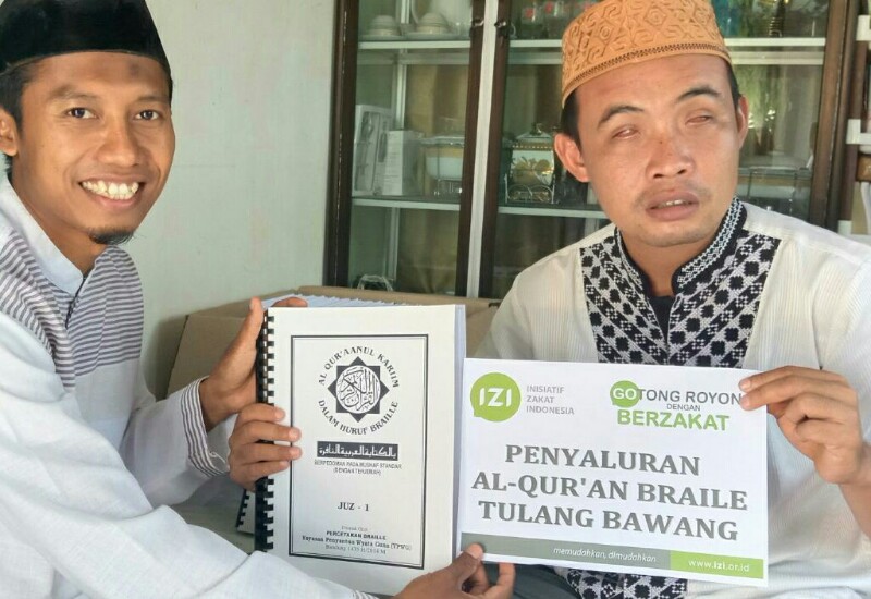  Serahkan Alquran Braille, IZI Lampung Wujudkan Mimpi Defriwan Bisa Belajar Baca Alquran