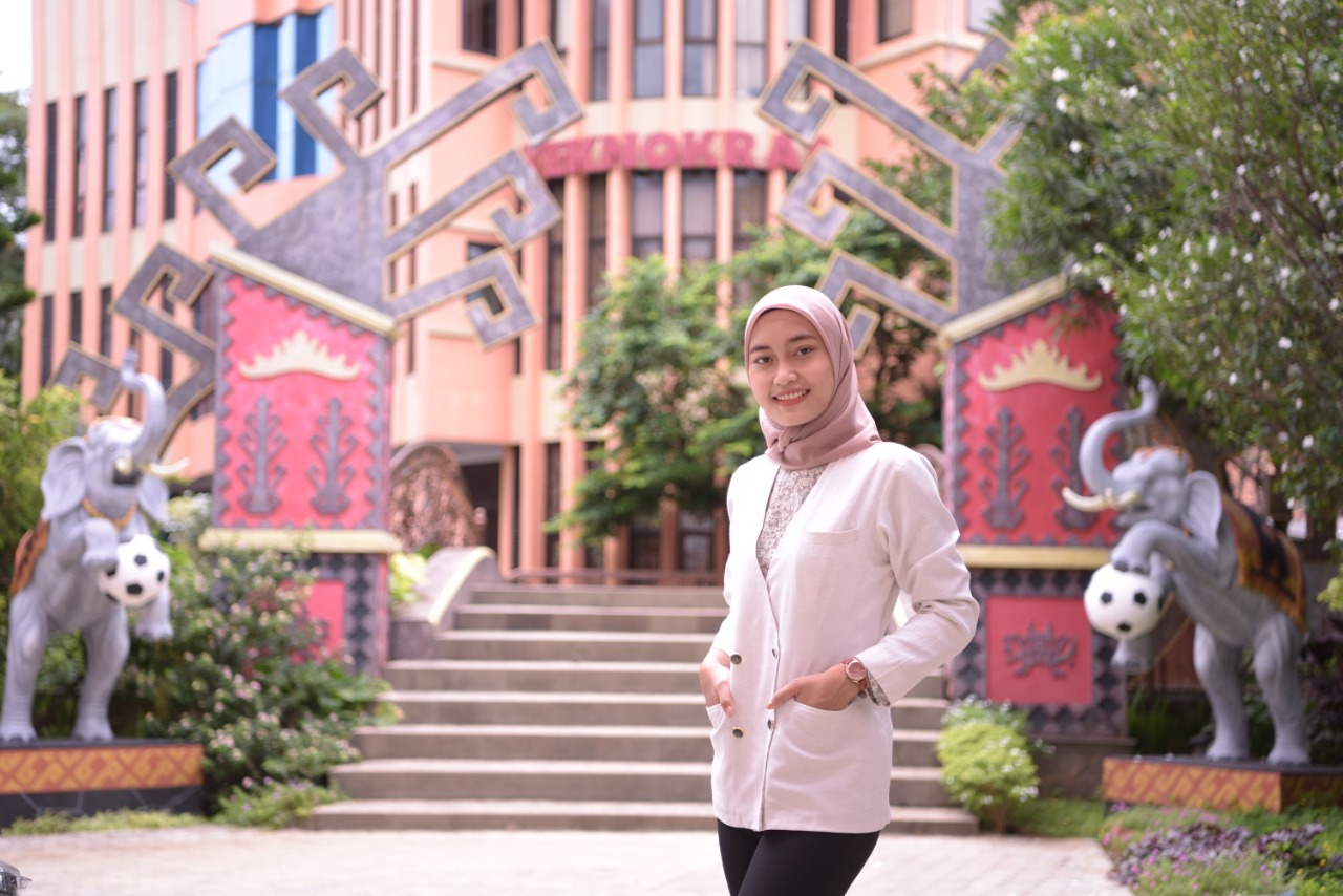  Mahasiswi Universitas Terbaik di Lampung Teknokrat Alvi Rayhan Utami Juara Lomba Newscasting Berbahasa Inggris