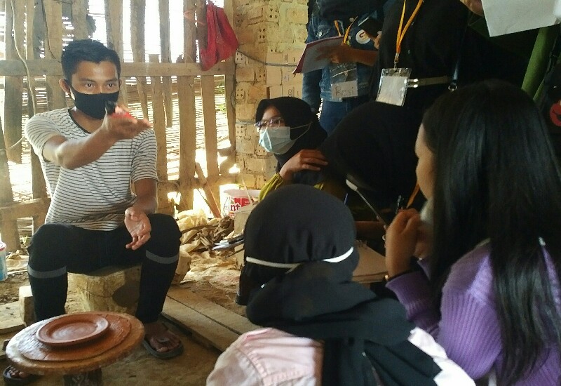  Anggota Srikandi University Bentukan Dwita Ria Gunadi Praktik Menulis Reportase Berkah Jaya Gerabah