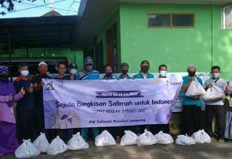  Salimah Se-Lampung Serentak Bagikan Bingkisan di Jumat Berkah