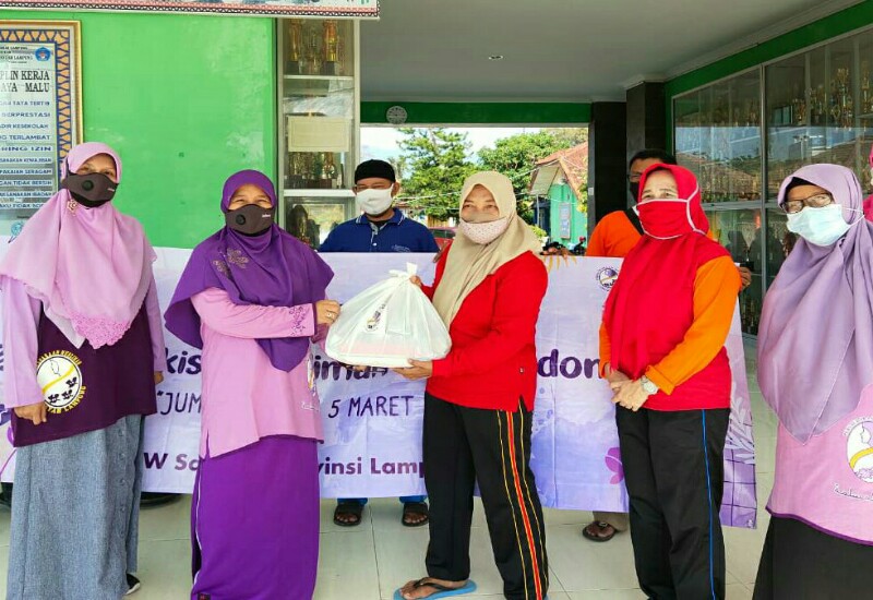 PW Salimah Lampung Bagikan Bingkisan untuk Office Boy, Satpam, dan Penjaga Sekolah