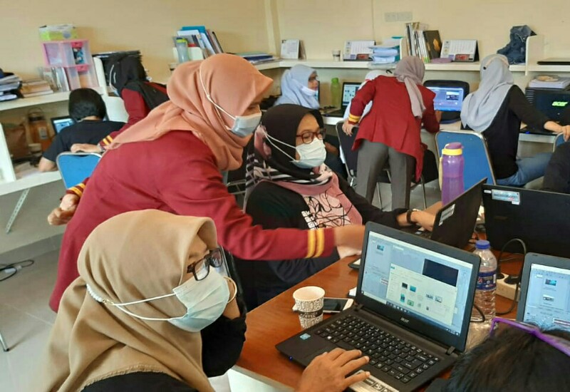  Universitas Terbaik di Lampung Teknokrat Latih Guru SMK Kridawisata Konten Basis Multimedia
