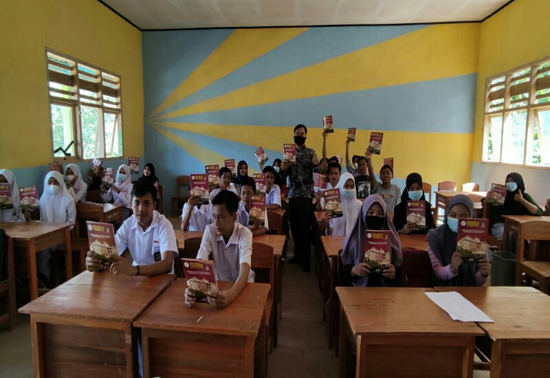  Dosen dan Mahasiswa Universitas Terbaik di Lampung Teknokrat Helat English for Tourism di SMK PGRI 1 Limau