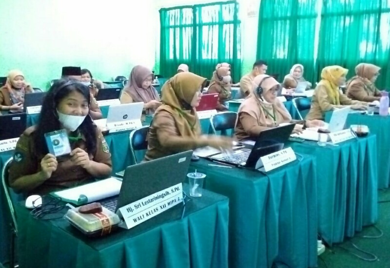  Satu-Satunya yang Gunakan 2 Perangkat, SMAN 2 Bandar Lampung Mulai Gelar Ujian Sekolah Secara Daring Via Zoom