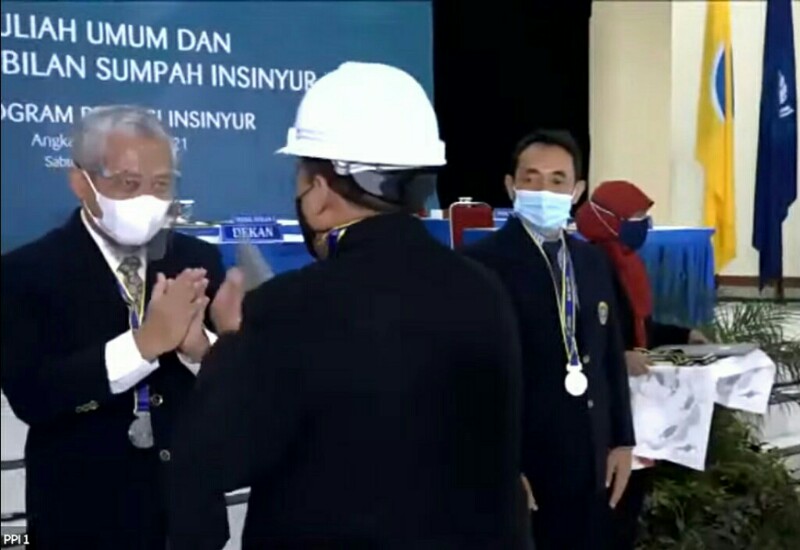  Gubernur Lampung Arinal Djunaidi Terima Sertifikat Insinyur Profesional
