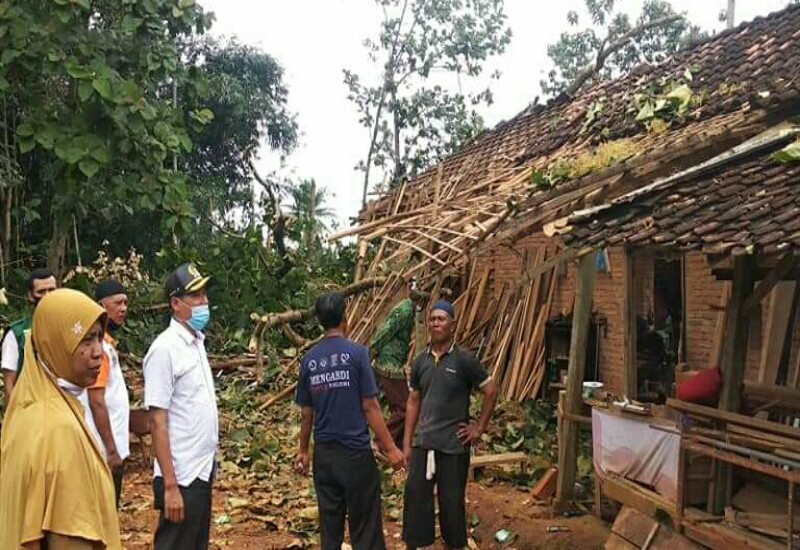 Homsi Wastobir Kunjungi Pekon Srikaton Adiluwih Pringsewu Pasca-Puting Beliung, Ini Temuannya