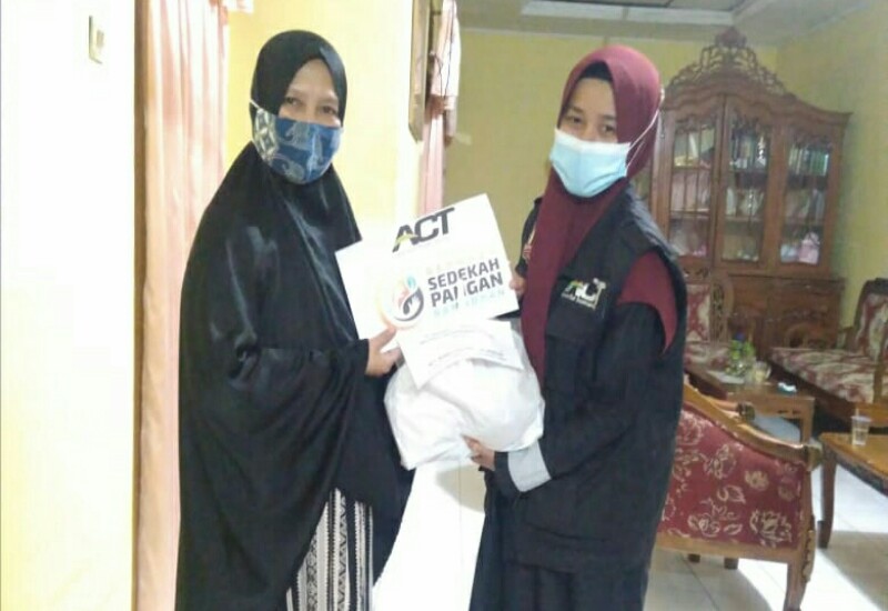  ACT dan Majelis Taklim Al Ikhlas Babussalam Bagikan Sembako ke Lansia dan Orang Sakit