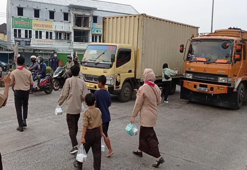 Satuan Komunitas Sekawan Persada Nusantara Bagikan Makanan Berbuka Puasa di 10 Lokasi di Bandar Lampung