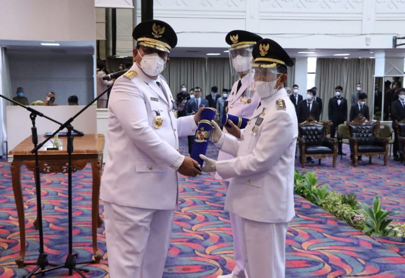  Gubernur Lampung Arinal Djunaidi Lantik Bupati dan Wakil Bupati Pesisir Barat