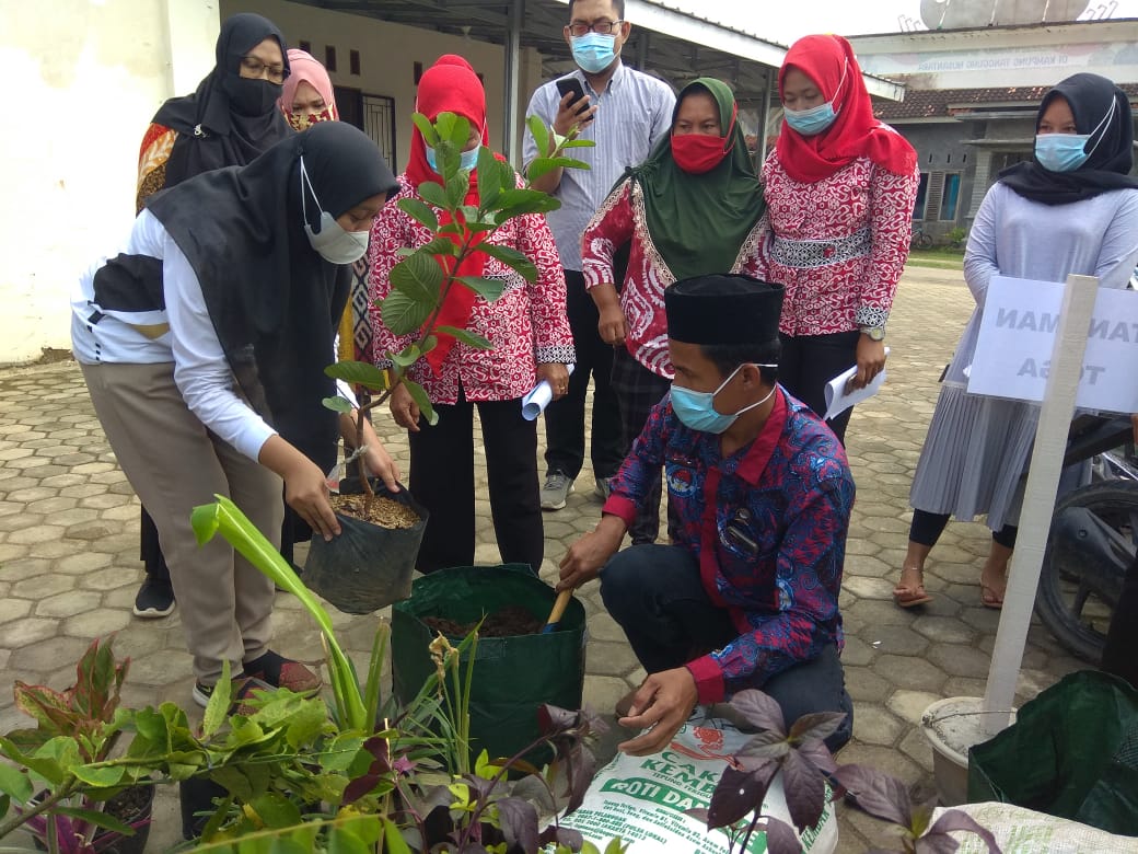  Dosen Itera Perkenalkan Teknik Pembuatan Toga di Jatiagung