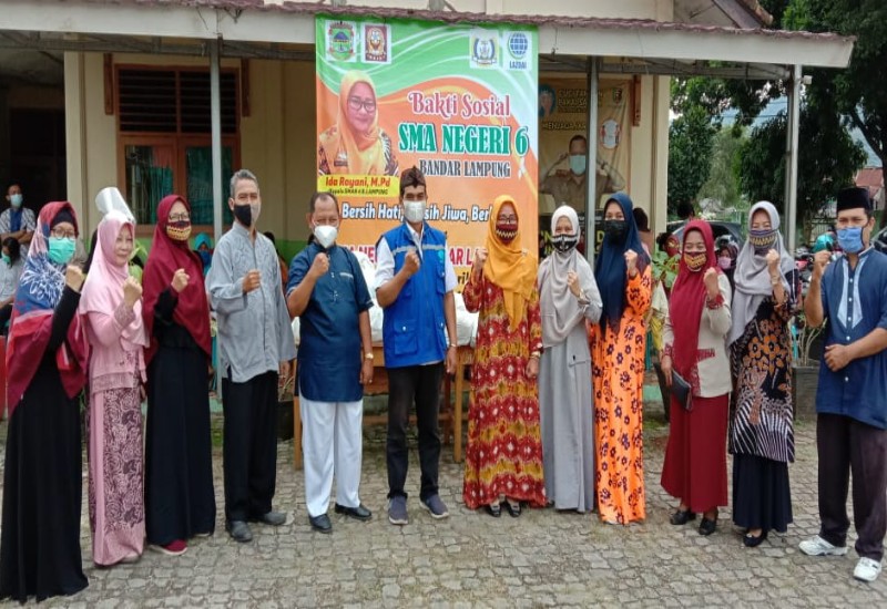  SMAN 6 Bandar Lampung Gandeng LAZDAI Salurkan Sembako Baksos Sekitar Sekolah