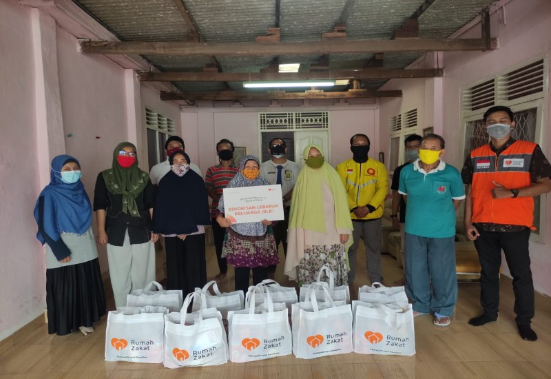  Rumah Zakat dan Wartalampung.id Bagikan Bingkisan Lebaran Keluarga