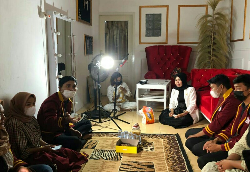  Pengurus UKM Entrepreneur dan BEM Universitas Terbaik di Lampung Teknokrat Kunjungi Usaha Mutiara Lombok Jewerly