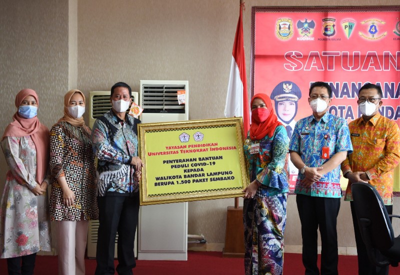  Universitas Terbaik di Lampung Teknokrat Serahkan 1.500 Paket Sembako ke Pemkot Bandar Lampung