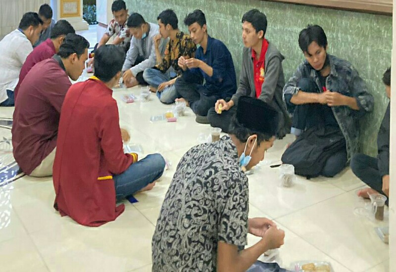  Berkah Ramadan, Mahasiswa dan Dosen Universitas Terbaik di Lampung Teknokrat Makmurkan Masjid Asmaul Yusuf