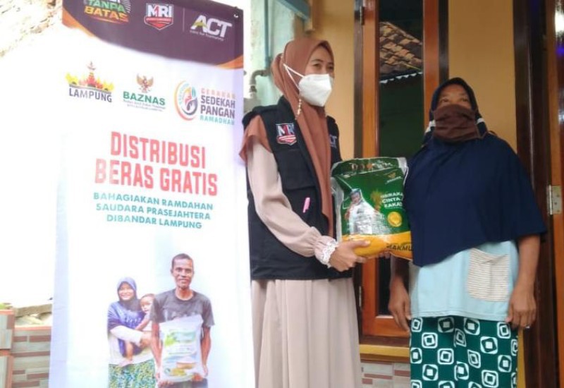  Baznas Bandar Lampung dan ACT Bagikan Beras untuk 2.000 Penerima Manfaat