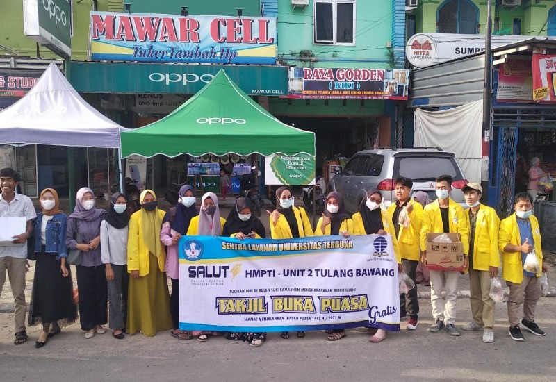 Mahasiswa Sentra Layanan Universitas Terbuka HMPTI Unit 2 Tulangbawang Berbagi Takjil
