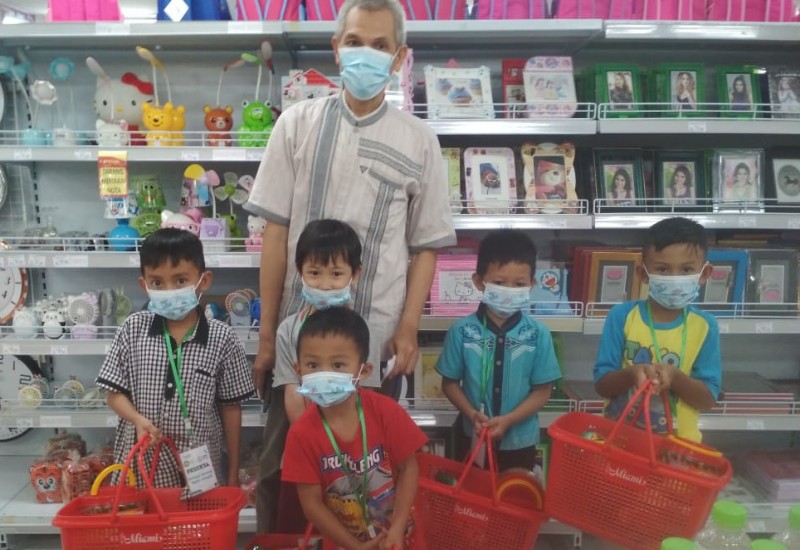  Belanja Bareng YBM PLN Lampung dan IZI, Anak Yatim Duafa Bebas Pilih Belanjaan