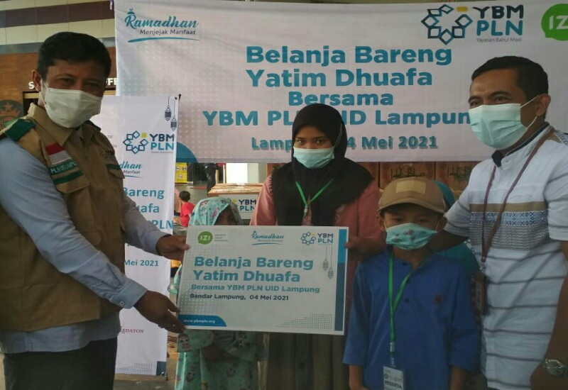  Yayasan Baitul Mal PLN UID Lampung dan IZI Gelar Belanja Bareng untuk 100 Yatim dan Duafa di Mall Boemi Kedaton