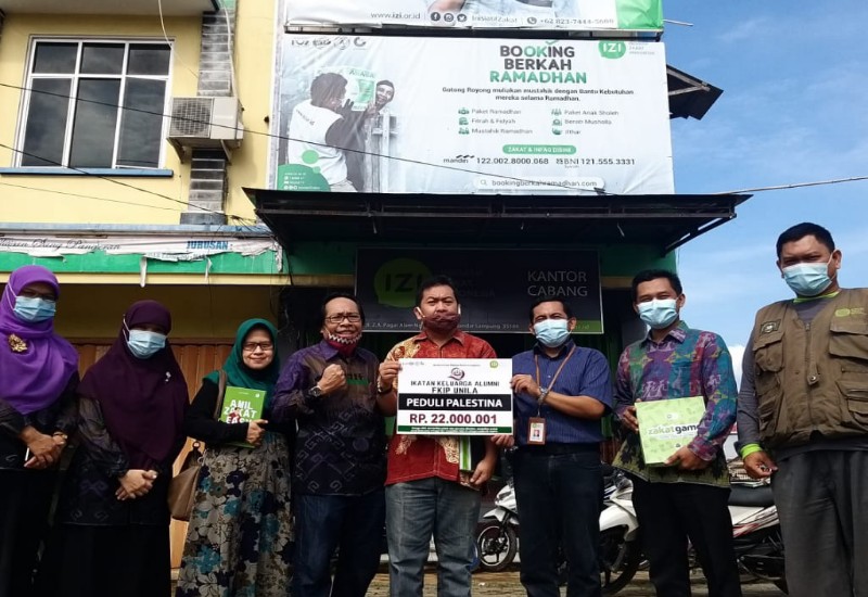  IKA FKIP Unila Serahkan Donasi untuk Palestina lewat IZI Lampung