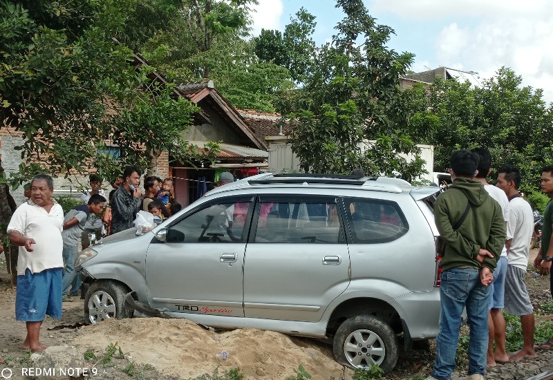  Avanza Ditabrak Kereta di Perlintasan Jalan Sebiay Hajimena Natar
